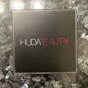 Huda Beauty Easy Bake Loose Powder